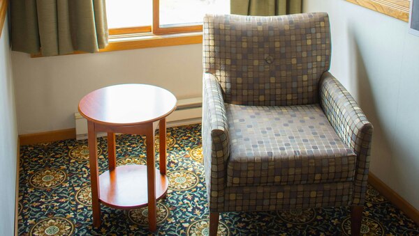 1 King Bed Non Smoking Photo 6