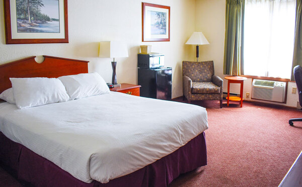 1 Queen Bed Non Smoking Handicapped Photo 2